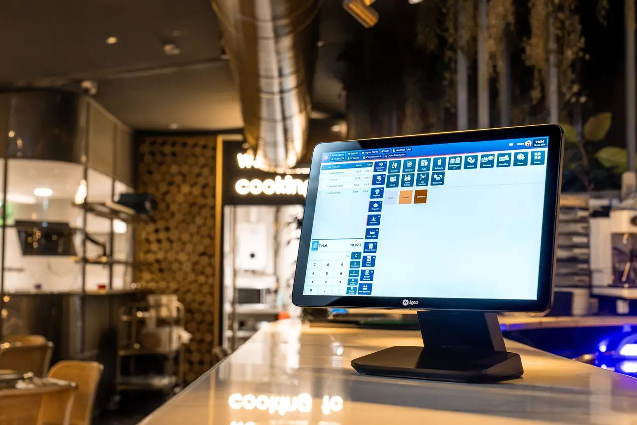 Pantalla táctil del TPV Ágora en la barra de un restaurante